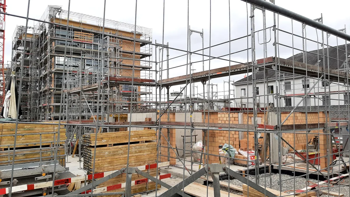 Blick auf eine Baustelle in einem Wohnquartier.